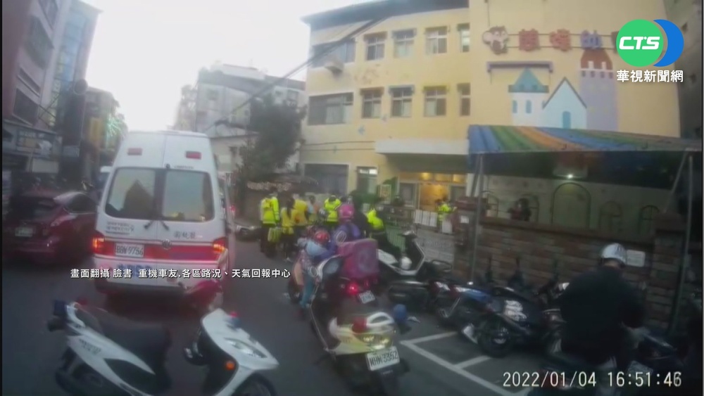 疑疲勞駕駛! 雙B車撞整排機車5人受傷