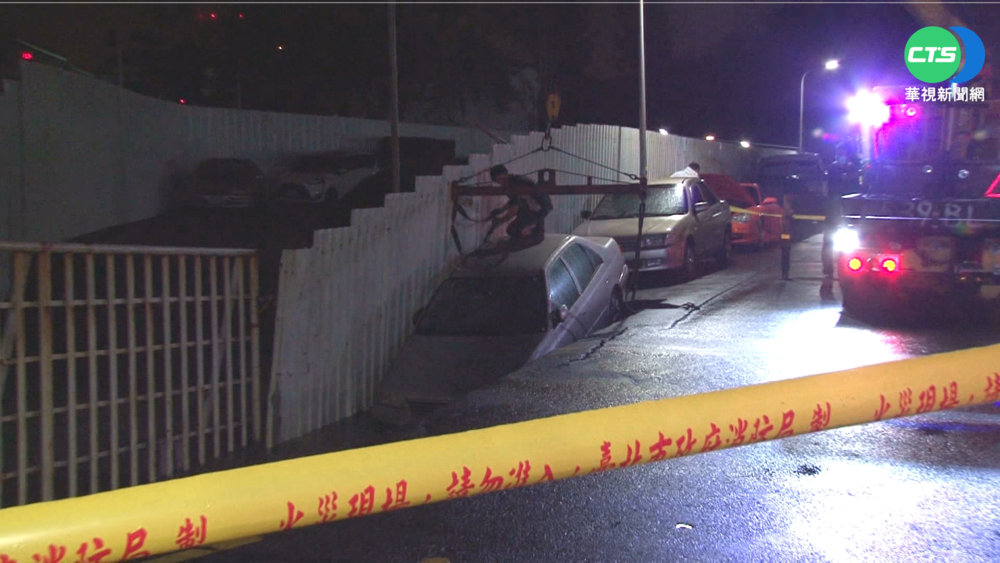北市工地旁道路崩塌 吞沒整台轎車