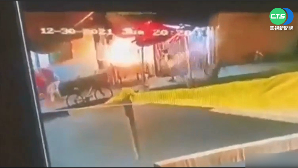 墨國童施放沖天炮 炸進商店火光四射