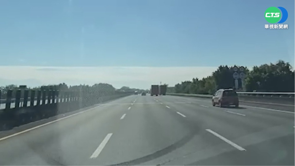 國道現奇景! 藍天白雲綿延如"開往大海"