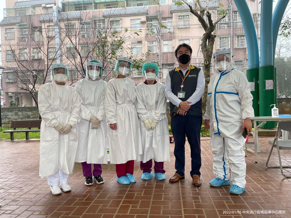 今(5)日桃園機場前進指揮所王必勝指揮官視察桃園三社區採檢站採檢情形，場地狀況良好。（指揮中心提供）