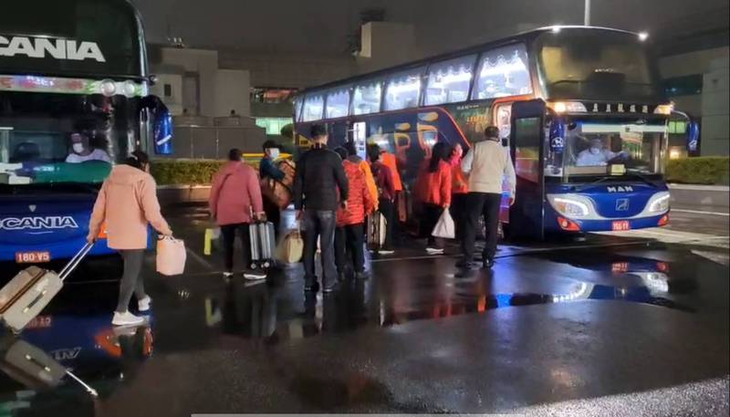 桃機群聚案+3！ 93清潔員深夜送集中檢疫所