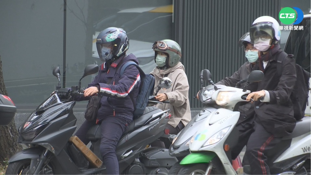 東北季風報到 全台氣溫驟降.局部雨