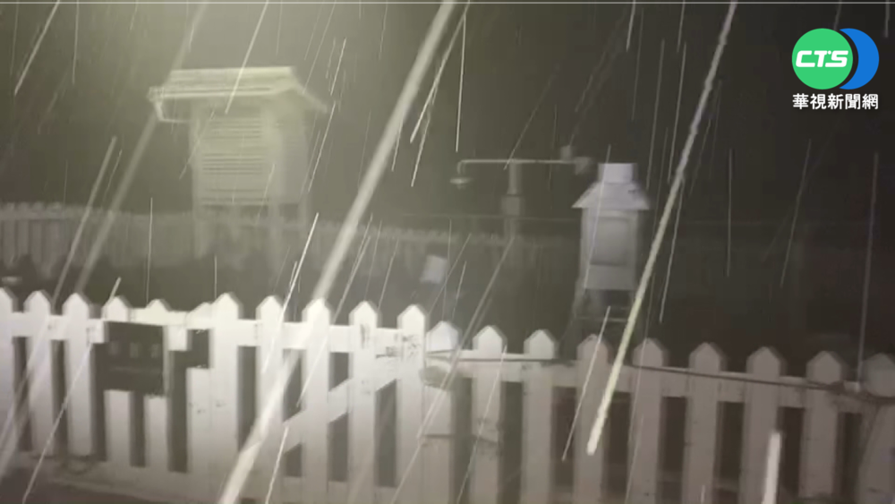 冷空氣接力報到! 玉山今晚下起冰霰