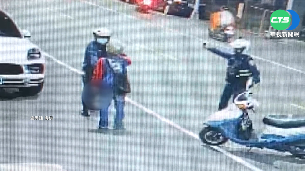 不滿遭攔查男拿斧頭攻擊 警鳴槍壓制