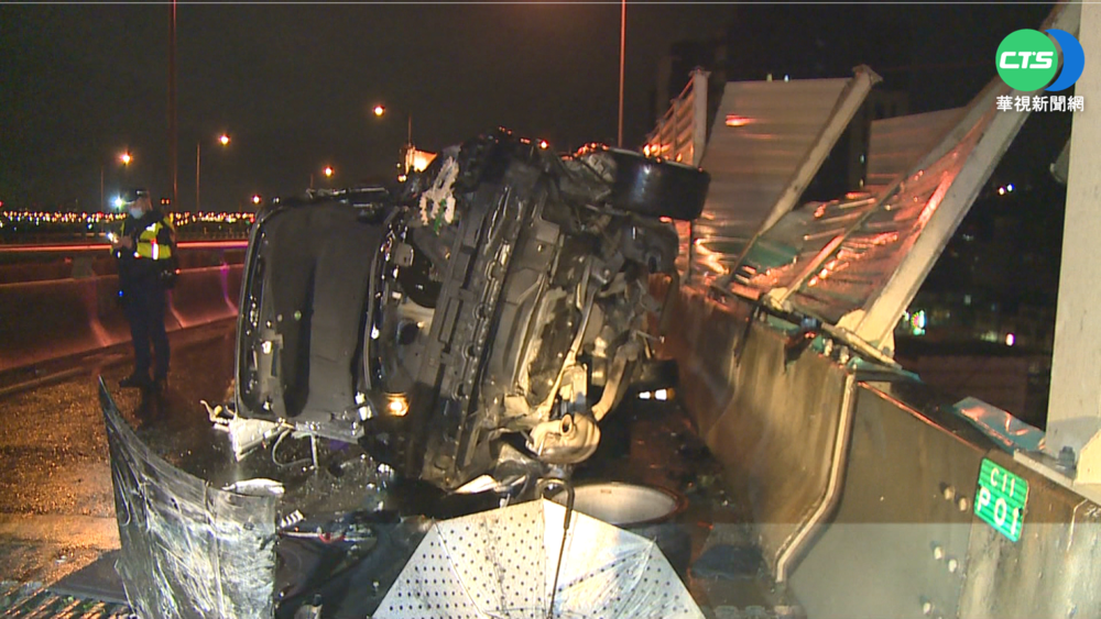 失控撞匝道口翻覆 駕駛無呼吸心跳困車內