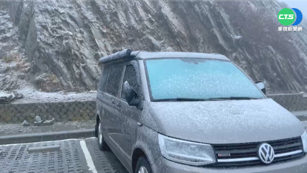 合歡山冰霰灑落! 停車場鋪"雪白地毯"