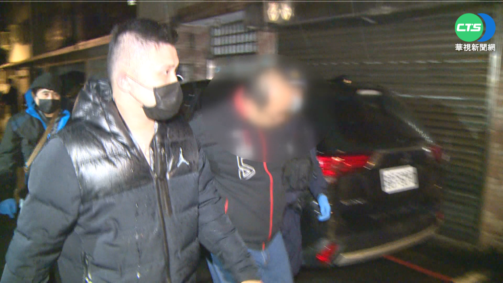 新北民宅傳群聚吸毒 警攻堅逮8嫌