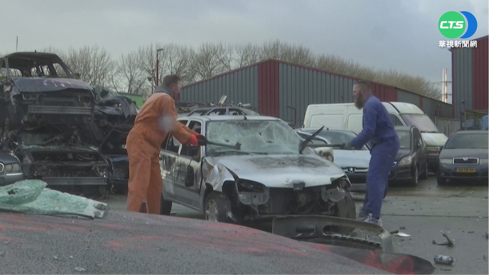 防疫壓力快爆表 民眾砸車吶喊紓壓