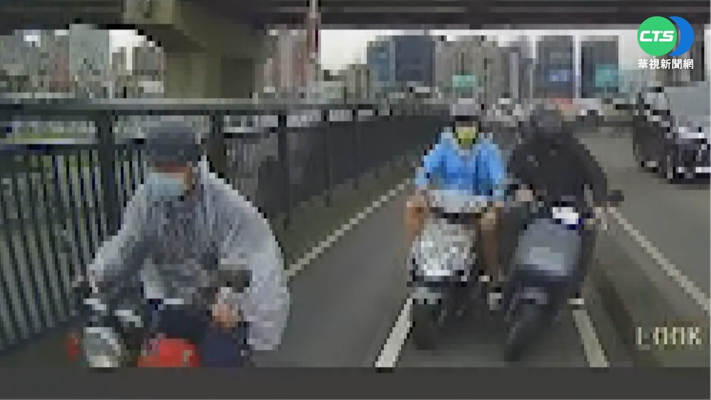 華江橋上騎士爭道 摔快車道險遭輾