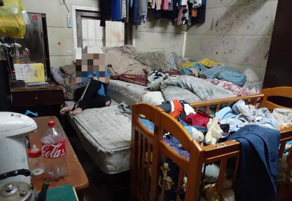 一家8口擠破屋 國小女睡地上「有蛇出沒」 求助信逼哭網友