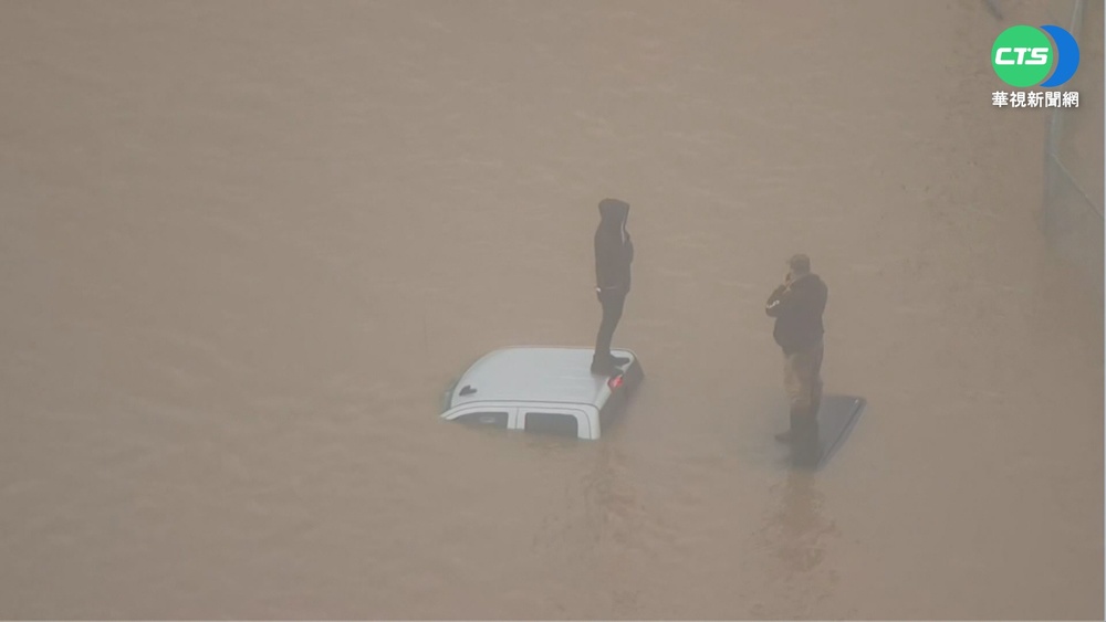 華盛頓州暴雨釀水災 民眾無助躲車頂