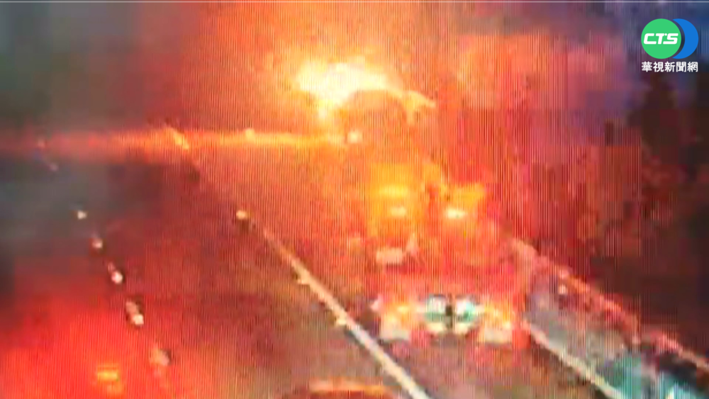 五楊高架南下66.2火燒車 一人明顯死亡