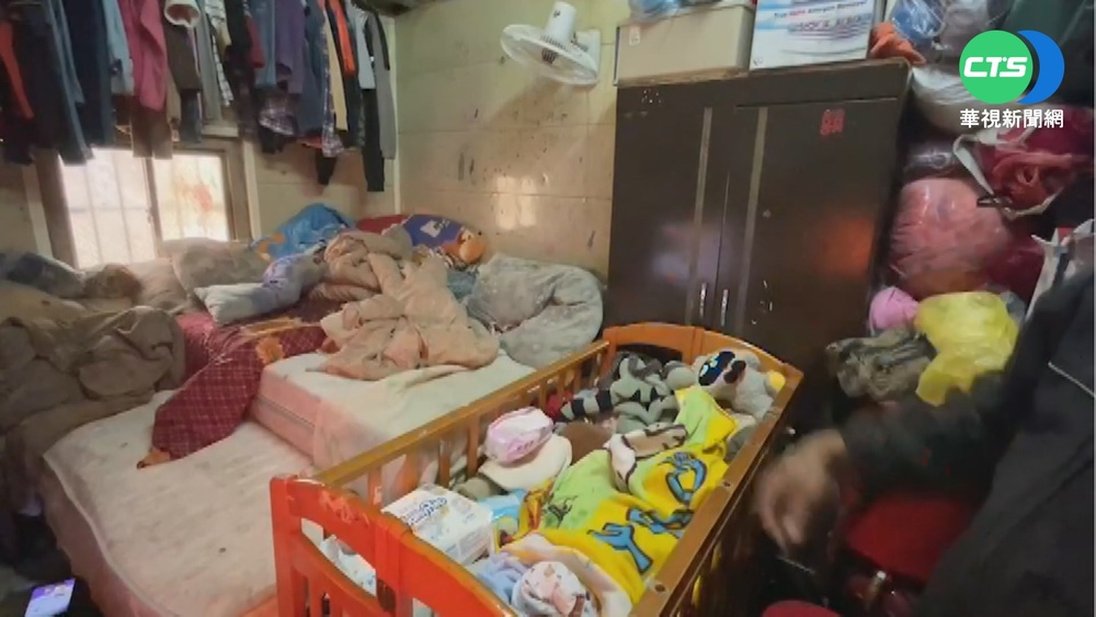 一家8口擠陋屋 小6女求援"想有個房間"