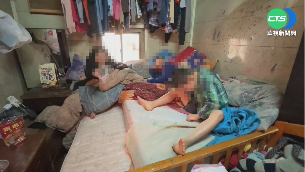 一家8口擠陋屋 小6女求援"想有個房間"