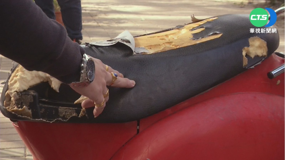 機車座墊遭破壞 犯案兇手竟是狗狗