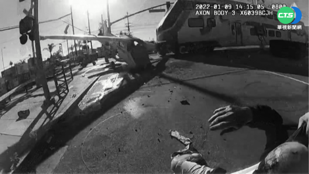 小飛機墜輕軌 飛行員逃出 火車速輾殘骸