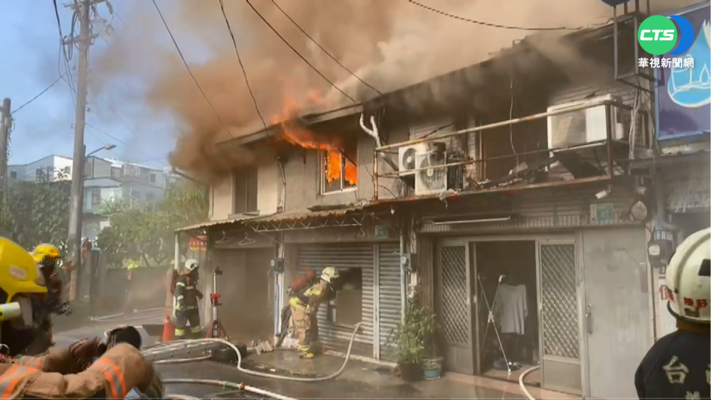 永康連棟建築竄火 二樓全面燃燒消防馳援