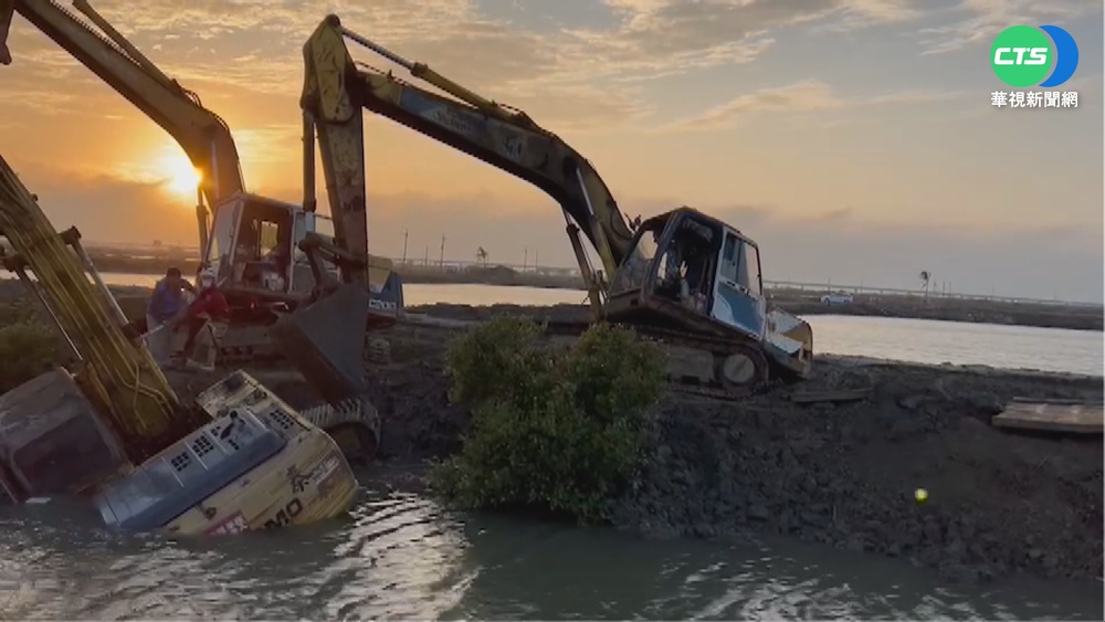 怪水作業翻落水! 警消獲報搶救駕駛