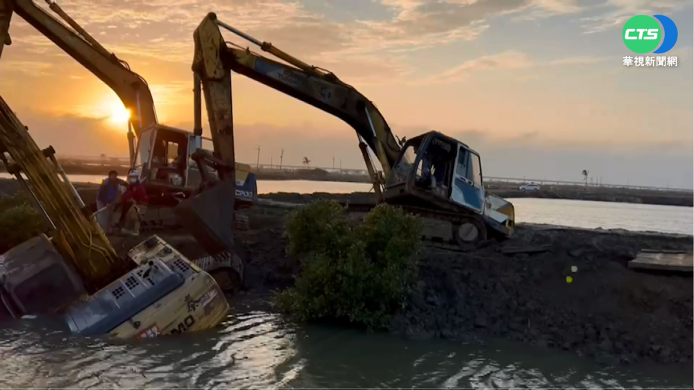 怪手翻覆落水駕駛受困 開挖救出已殞命