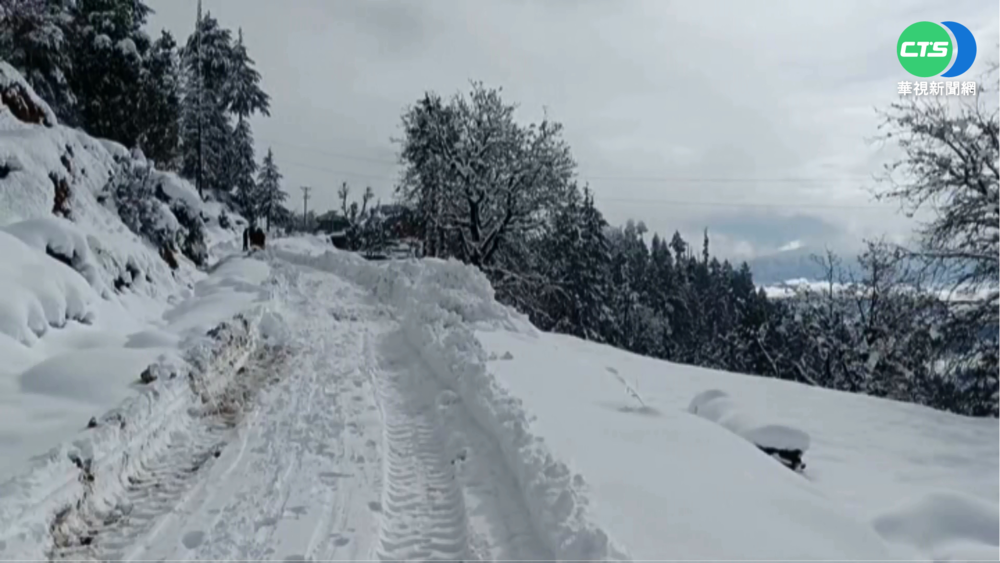 印度北部降大雪 道路中斷急派鏟雪車