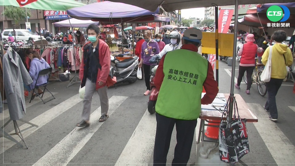 直擊! 高雄市場攤商未戴罩.民眾沒掃碼