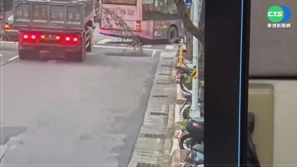 砂石車轉彎灑一地 害騎士慘摔全身傷