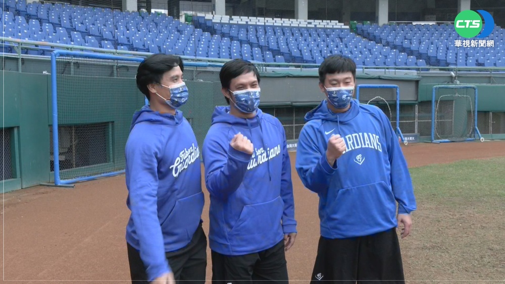 改披藍袍! 王勝偉.陽耀勳.洪聖欽亮相