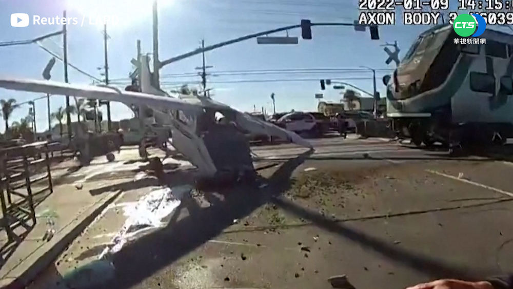 生死一瞬間！小飛機墜平交道 警拉出飛行員 下秒火車猛撞