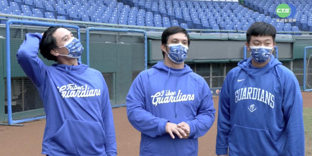 王勝偉、陽耀勳藍袍亮相 黃泰龍賦任務盼帶動隊伍