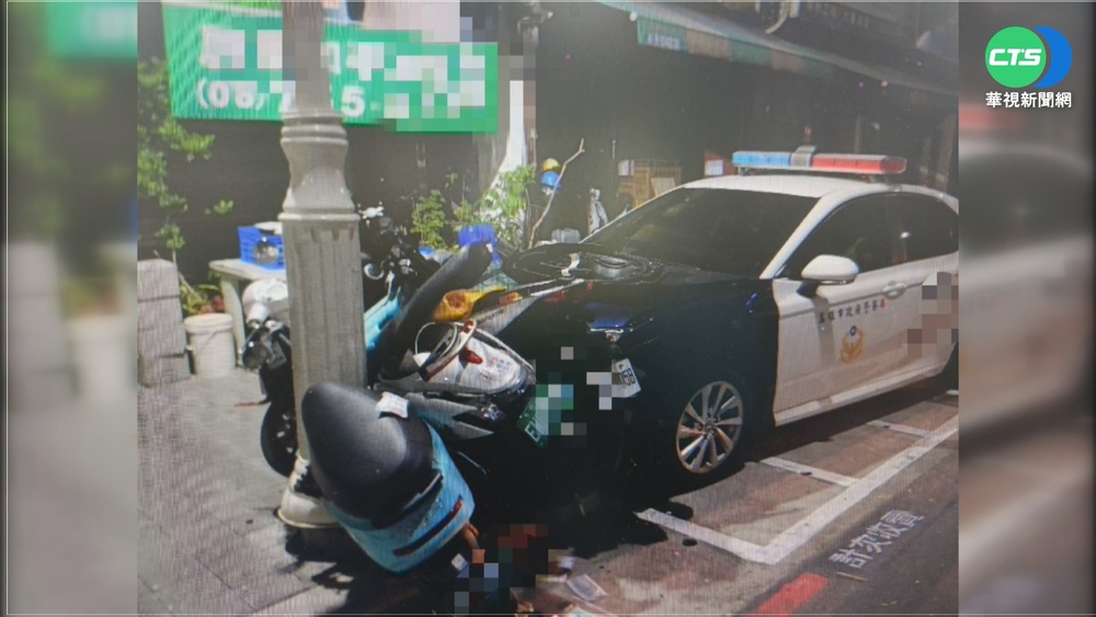 警開車巡邏突不適 暴衝撞路邊4機車