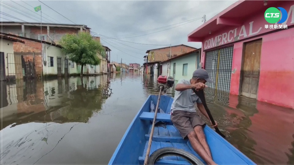 巴西豪雨成災! 道路變水路.居民划船通行