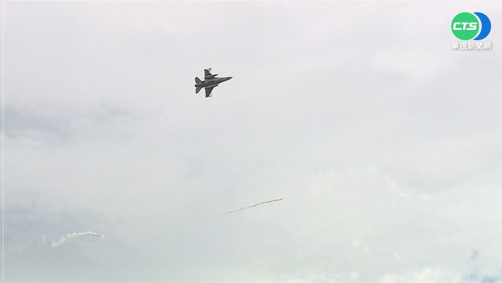 共軍擾+換裝訓練 F-16V機隊蠟燭兩頭燒