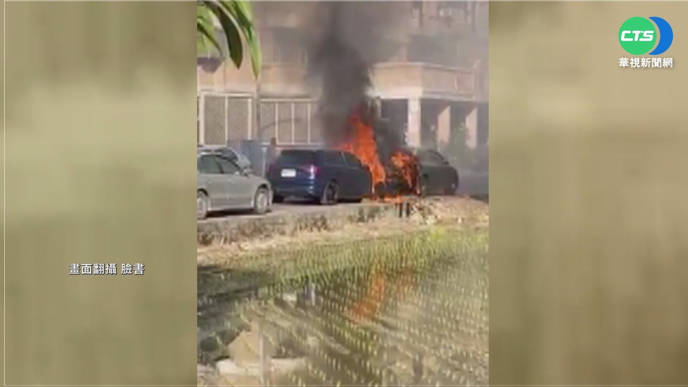 高市仁武"火燒車"竄濃煙 波及另一車