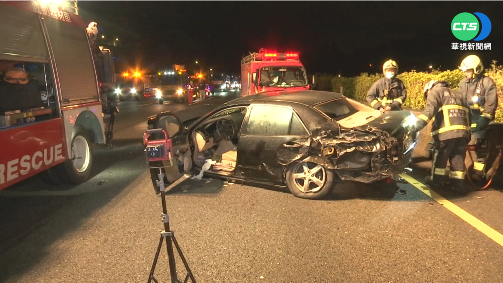 國3北上3車追撞駕駛受困 中和段一度封閉