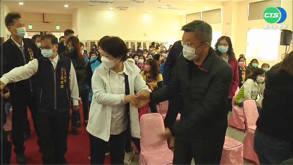 不見戰中市煙硝味! 盧蔡同台"握手致意"
