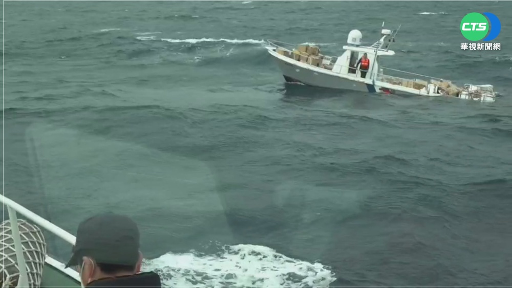 貨船進水載浮載沉 澎湖.台南海巡接力救
