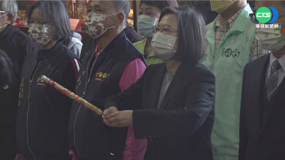 參拜斗六南聖宮 蔡英文贈予廟宇匾額