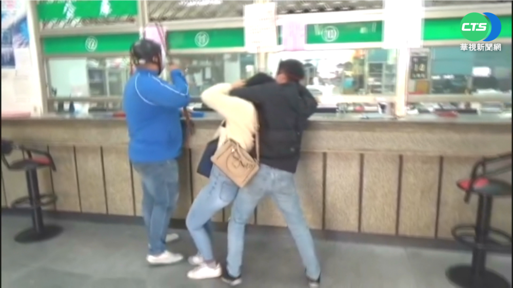 土地公搶銀行?! 屏警防搶演練逗趣又逼真