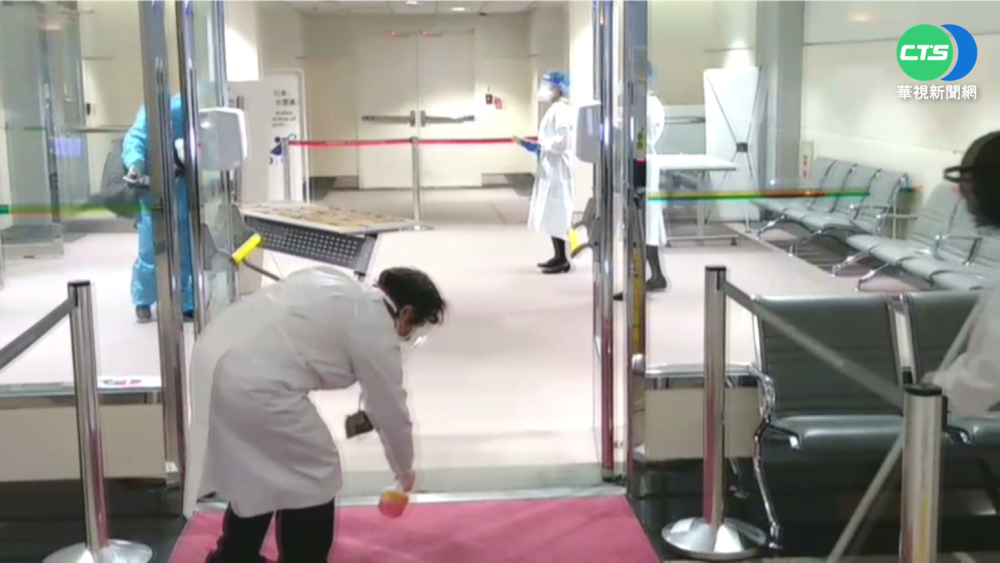 入境高峰第二天 上午四長程航班8陽性