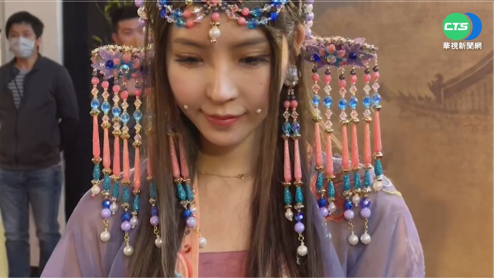 虎年補運進財搶破頭 禮生仿宋妝扮吸睛