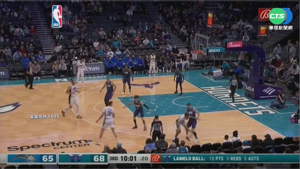 "球三弟"鮑爾大秀胯下助攻! 隊友爆扣