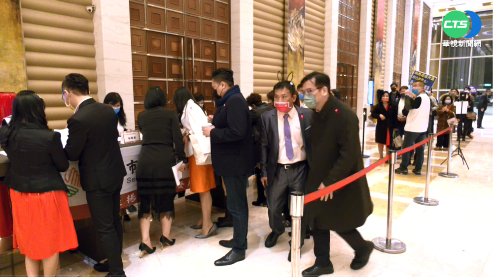 北市疫情拉警報! 高中家長600人餐會照辦