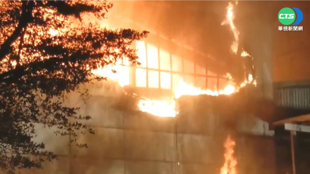 新竹湖口科技廠大火! 火球照亮夜空