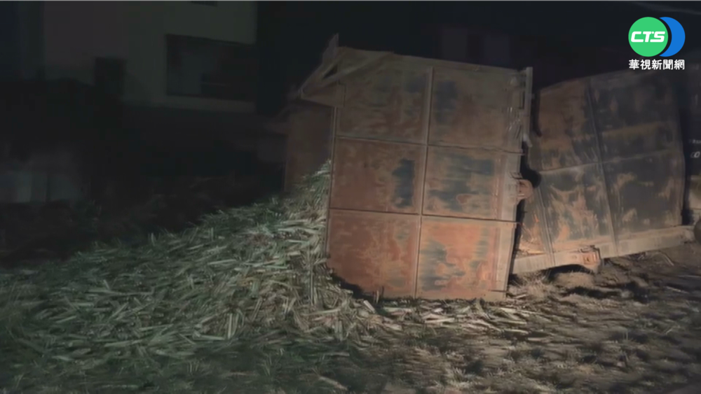 虎尾台糖五分車脫軌翻覆 甘蔗掉落波及2車