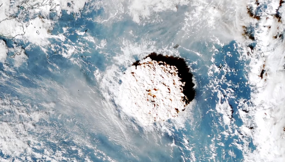 火山爆發炸出「蕈狀雲」 日本發海嘯警報23萬人急逃命