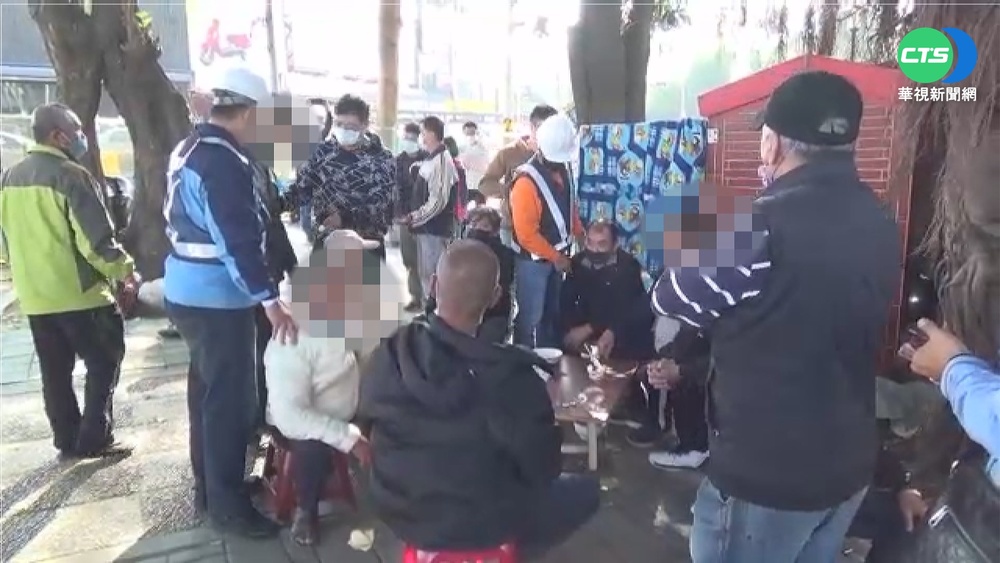 樹下公然聚賭! 警扮工人埋伏逮30賭客