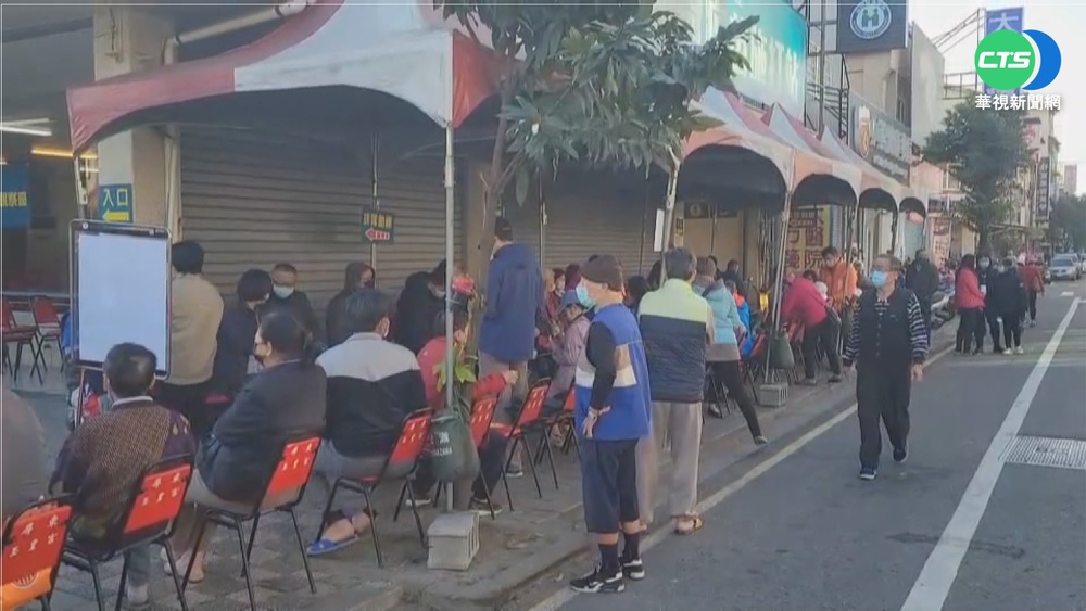 搶打疫苗! 屏東寶建醫院施打站大排長龍