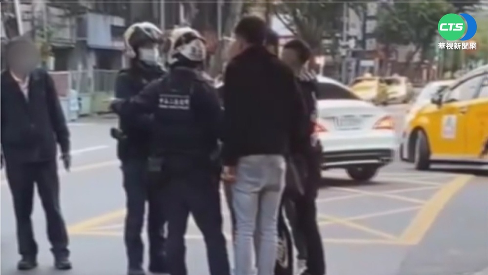 搭小黃不滿被"叭" 酒客圍公車司機叫囂