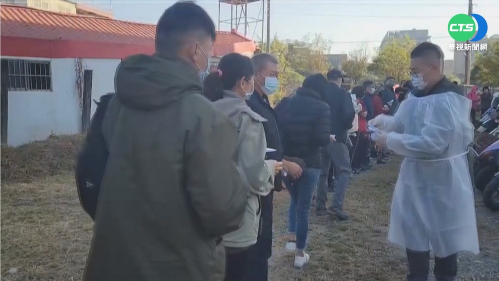 第3劑現搶打潮 屏東醫院清晨就現人龍